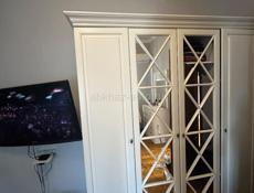 Продаётся мебельный гарнитур для спальни: - Кровать с подъёмным механизмом. - Шифоньер (шкаф для одежды). - Две прикроватные тумбочки. - Комод.