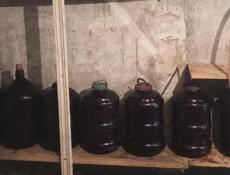 Продаётся чёрное вино