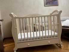 Продается деревянная детская кроватка в отличном состоянии 