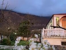 Дом у подножия горы 