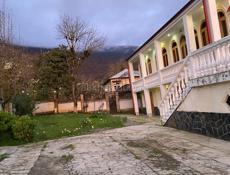 Дом у подножия горы 