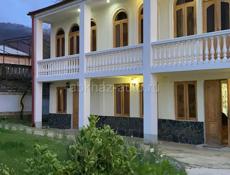 Дом у подножия горы 