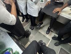 Официанты срочно!