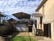 Продается двухэтажный дом в городе Очамчира. Первый этаж: прихожая,зал,кухня,спальня и ванная комната. Второй этаж: прихожая, зал и три спальни. Рядом рынка