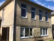 Продается двухэтажный дом в городе Очамчира. Первый этаж: прихожая,зал,кухня,спальня и ванная комната. Второй этаж: прихожая, зал и три спальни. Рядом рынка