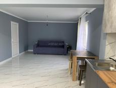 Сдаётся дом первый этаж со всеми удобствами  две комнаты  столовая совмещенная с гостиной  есть холодильник, печка, tv, кондиционеры, чайник , утюг wifi и тд 