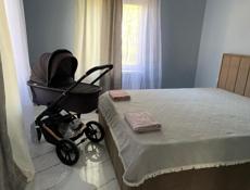 Сдаётся дом первый этаж со всеми удобствами  две комнаты  столовая совмещенная с гостиной  есть холодильник, печка, tv, кондиционеры, чайник , утюг wifi и тд 