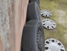 Колёса Хонда фит, родные(штамповки с колпаками с резиной) 