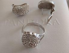 Кольцо и серьги из серебра с кристаллами Сваровски