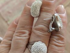 Кольцо и серьги из серебра с кристаллами Сваровски