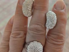 Кольцо и серьги из серебра с кристаллами Сваровски