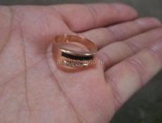 Продаётся мужское золотое кольцо с прямоугольной вставкой из черной эмали или оникса и небольшими фианитами. Это классически дезайн из красного золота 585 пробы размер 20. Такая цена из за срочности..