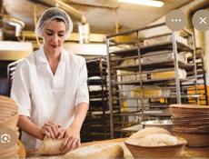 Требуется кассир и пекарь в одном человеке , печь нужно булочки ,пирожки   и всякую выпечку 