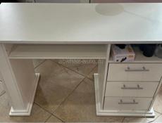 Маникюрный стол