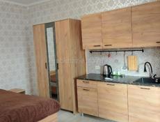 . Сдам  приезжим студию  на двоих  в апреле и мае за 20 т в десяти минутах от берега .  90