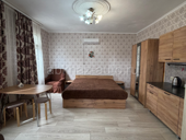 . Сдам студию  на двоих в десяти минутах от берега  в 15 минутах от центрального рынка.  90