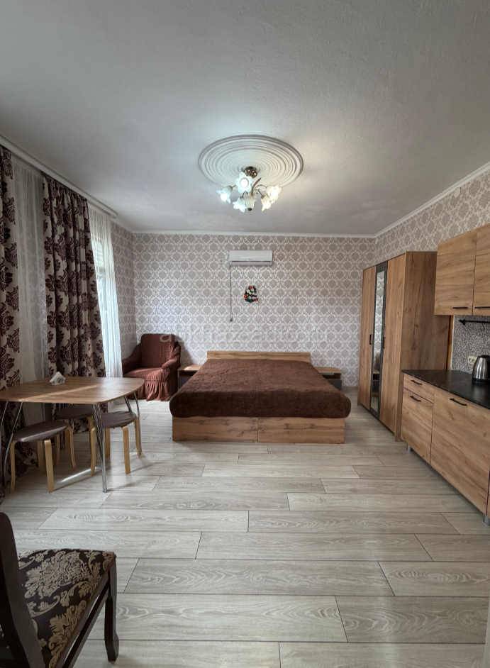 . Сдам студию  на двоих в десяти минутах от берега  в 15 минутах от центрального рынка.  90