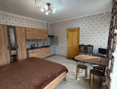 . Сдам студию  на двоих в десяти минутах от берега  в 15 минутах от центрального рынка.    90