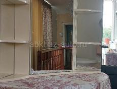 Раковина с тумбой и шкаф-зеркало