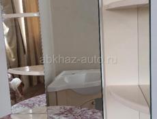 Раковина с тумбой и шкаф-зеркало