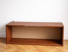 Продам деревянную полку с целыми креплениями на стену- недорого.