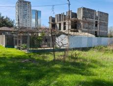 Участок у рынка.