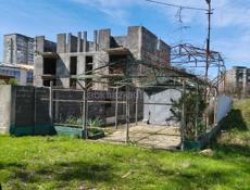 Участок у рынка.