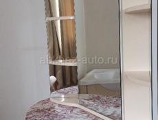 Тумба с раковиной и шкаф-зеркало