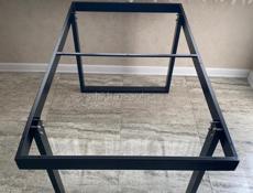 Стеклянный стол