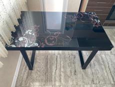 Стеклянный стол
