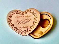 Гравировка надписей на дереве, коже