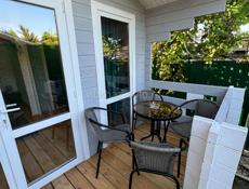 Домики рядом с морем