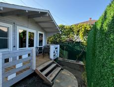 Домики рядом с морем