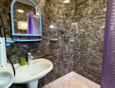 . Сдам студию на двоих в апреле и мае в десяти минутах от берега в 15 минутах пешком от центрального рынка. 90