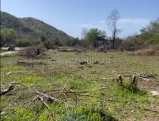 Гектар земли вдоль центр дороги 