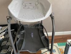 продается пеленальный столик с ванночкой 2 в 1 на колесах