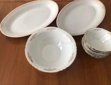 Глубокая тарелка с пиалами.