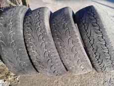 Продаю покрышки зимние R15 215на 70 