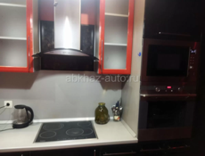 Продается двухкомнатная квартира с мебелью , техникой и гаражом 