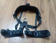 Страховочная система, восьмёрка, карабины