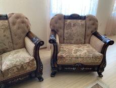 Диваны, стол со стульями 