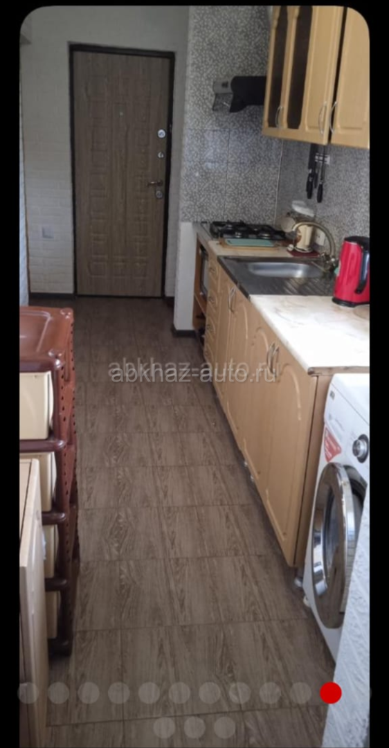   Сдам по сутачно, на большую семью    в 10 минутах от берега в 15 минутах от центрального рынка.   р .