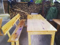 Деревянные столы и стулья 