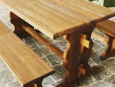 Деревянные столы и стулья 