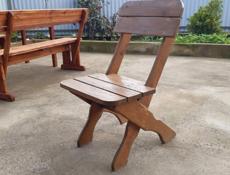 Деревянные столы и стулья 