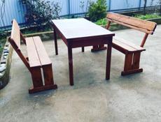 Деревянные столы и стулья 