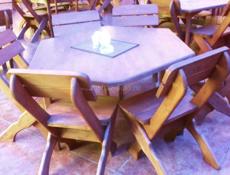 Деревянные столы и стулья 