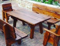 Деревянные столы и стулья 