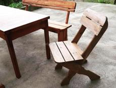 Деревянные столы и стулья 