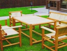 Деревянные столы и стулья 